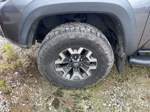 Used 2021 Toyota Tacoma TRD Off-Road AWD/4WD image 7