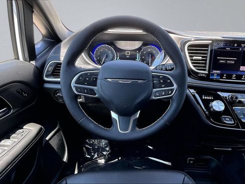 New 2027 Chrysler Pacifica Select FWD image 5