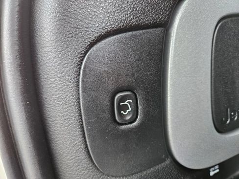 Used 2015 Jeep Cherokee Trailhawk w/ Comfort/Convenience Group AWD/4WD image 15