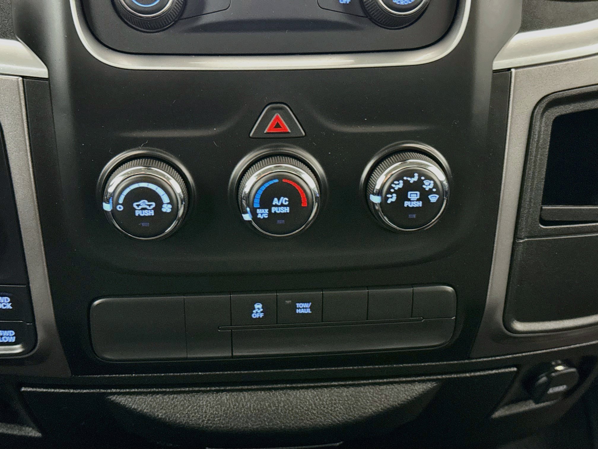 Used 2022 RAM 1500 Classic SLT AWD/4WD image 29