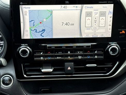 Used 2021 Toyota Highlander Limited FWD image 13