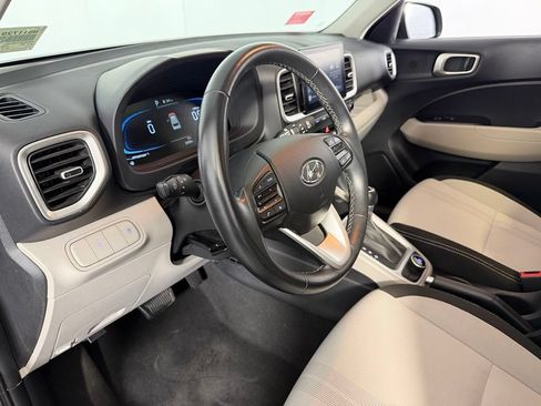 Used 2025 Hyundai Venue SEL FWD image 19
