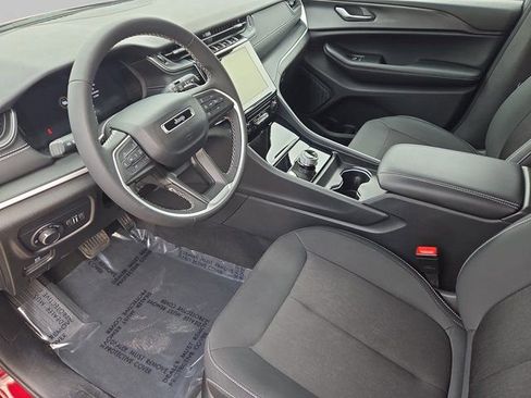 Used 2024 Jeep Grand Cherokee Laredo X image 19