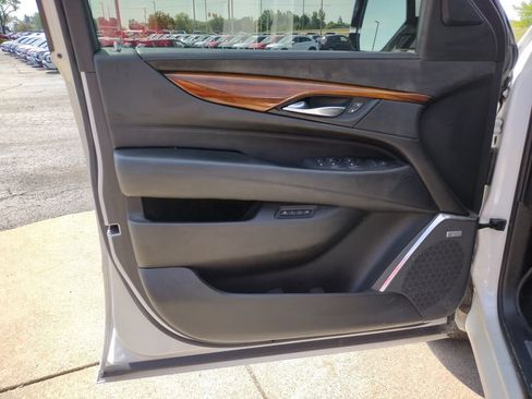 Used 2017 Cadillac Escalade ESV Premium Luxury AWD/4WD image 23