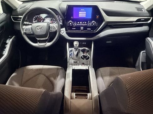Used 2024 Toyota Highlander LE AWD/4WD image 12