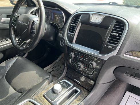Used 2018 Chrysler 300 Limited image 14