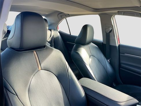 Used 2020 Toyota Camry XLE image 28