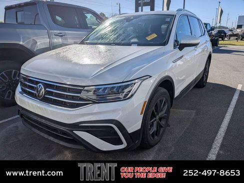 Used 2023 Volkswagen Tiguan SE w/ Panoramic Sunroof Package image 1