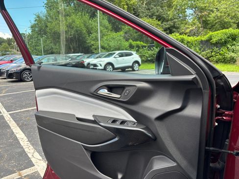 Used 2025 Chevrolet Trax LT FWD image 18