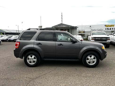 Used 2010 Ford Escape XLT image 2