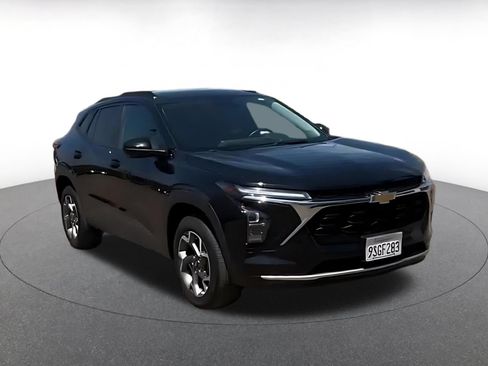 Used 2025 Chevrolet Trax LT w/ LT Convenience Package FWD image 3