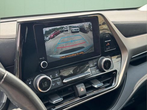 Used 2024 Toyota Highlander XLE FWD image 30