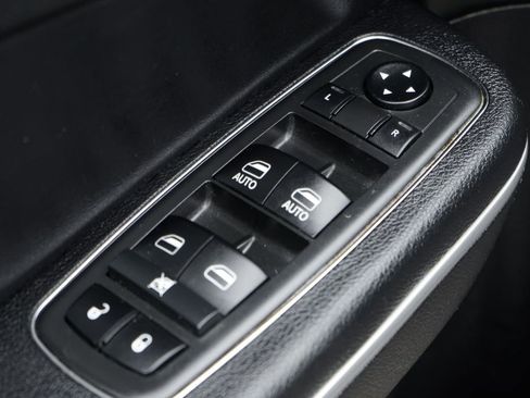 Used 2019 Chrysler 300 S image 16