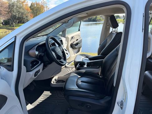 Used 2020 Chrysler Voyager Lxi image 11
