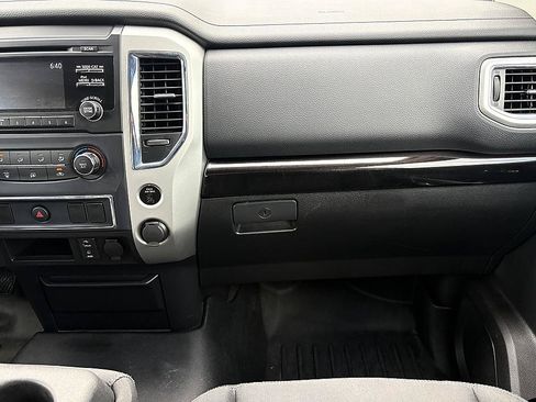 Used 2018 Nissan Titan SV RWD image 12