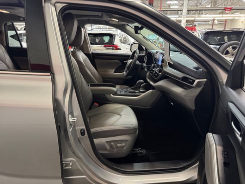Used 2021 Toyota Highlander XLE FWD image 19
