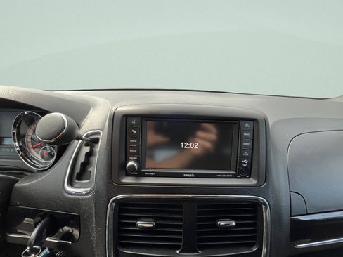 Used 2017 Dodge Grand Caravan SE FWD image 16