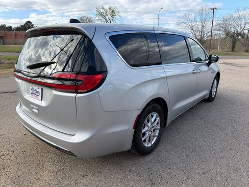 Used 2023 Chrysler Pacifica Touring-L image 20