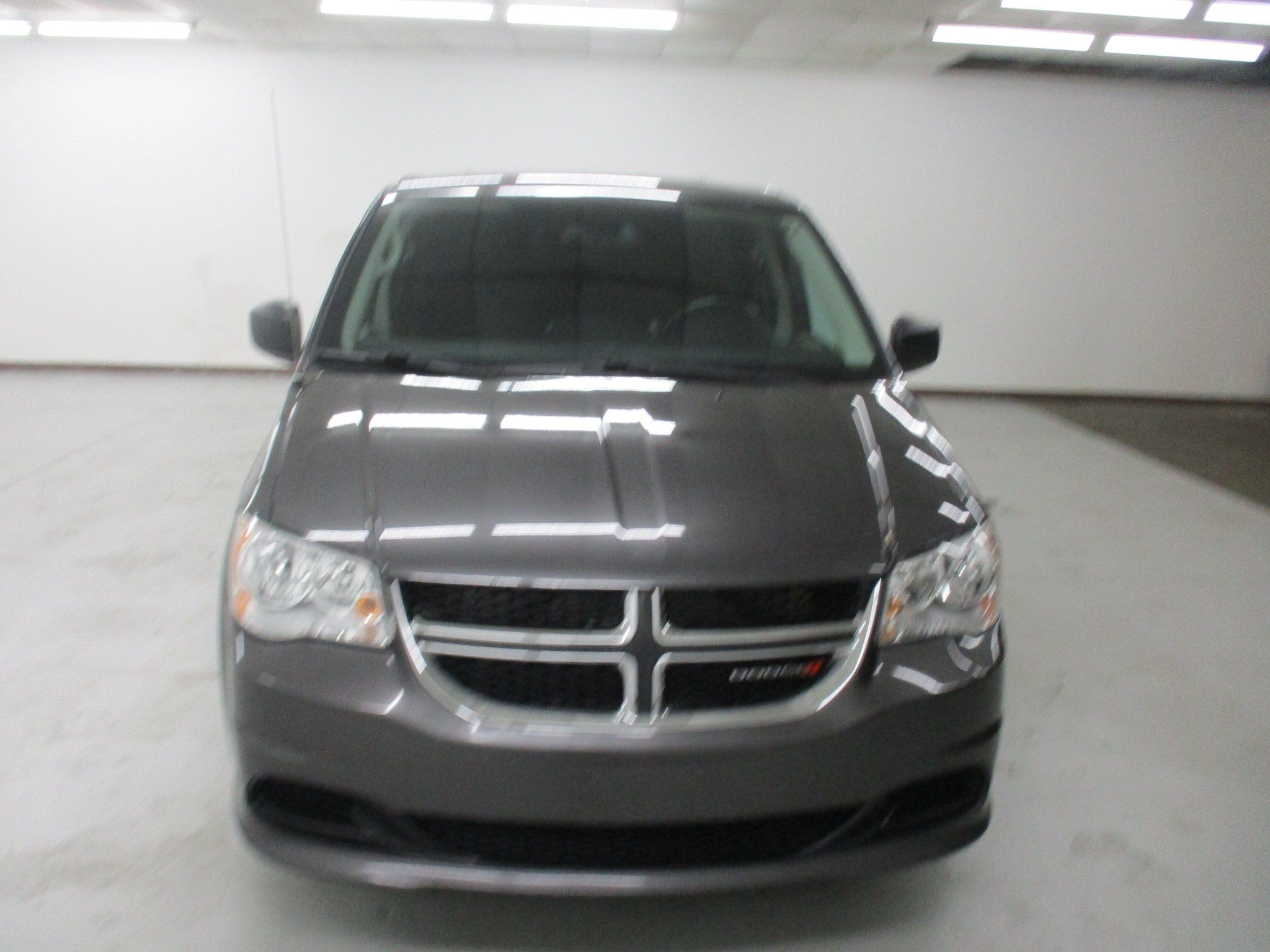 Used 2019 Dodge Grand Caravan SE w/ UConnect Hands-Free Group FWD image 2