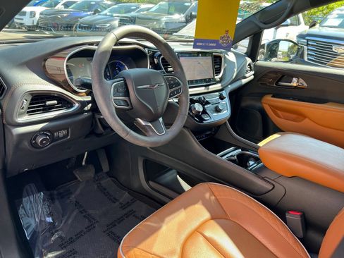 Used 2023 Chrysler Pacifica Pinnacle FWD image 34