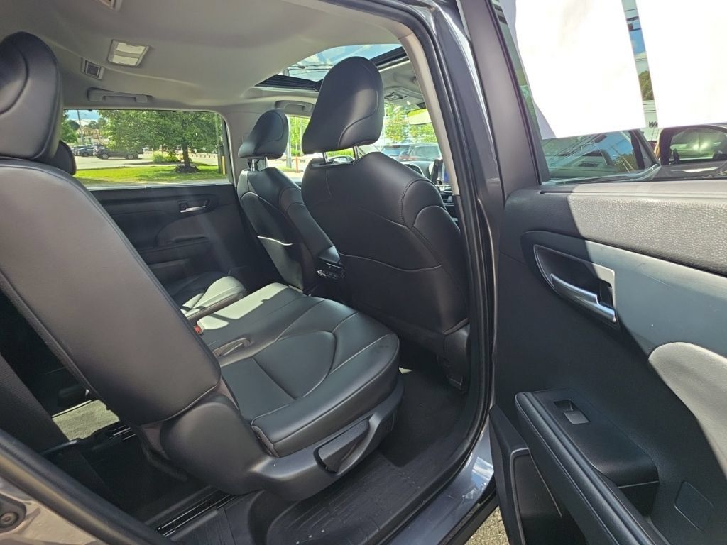 Used 2023 Toyota Highlander XLE AWD/4WD image 15
