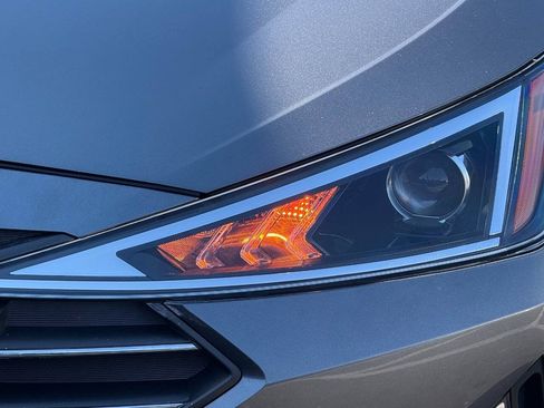 Used 2019 Hyundai Elantra SE FWD image 16