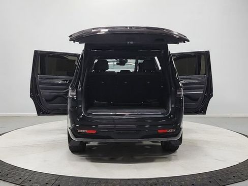 Used 2022 Jeep Grand Wagoneer Series II AWD/4WD image 14