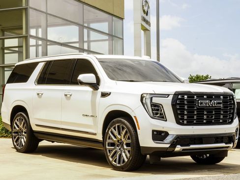 Used 2025 GMC Yukon XL Denali Ultimate AWD/4WD image 4