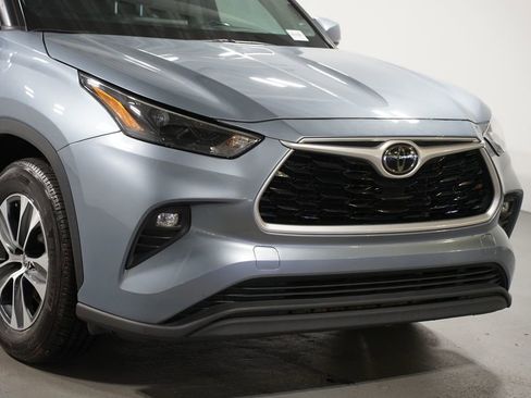 Used 2022 Toyota Highlander XLE image 4