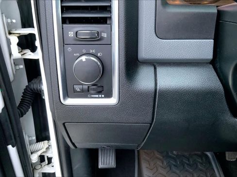 Used 2018 RAM 1500 Classic SLT image 30