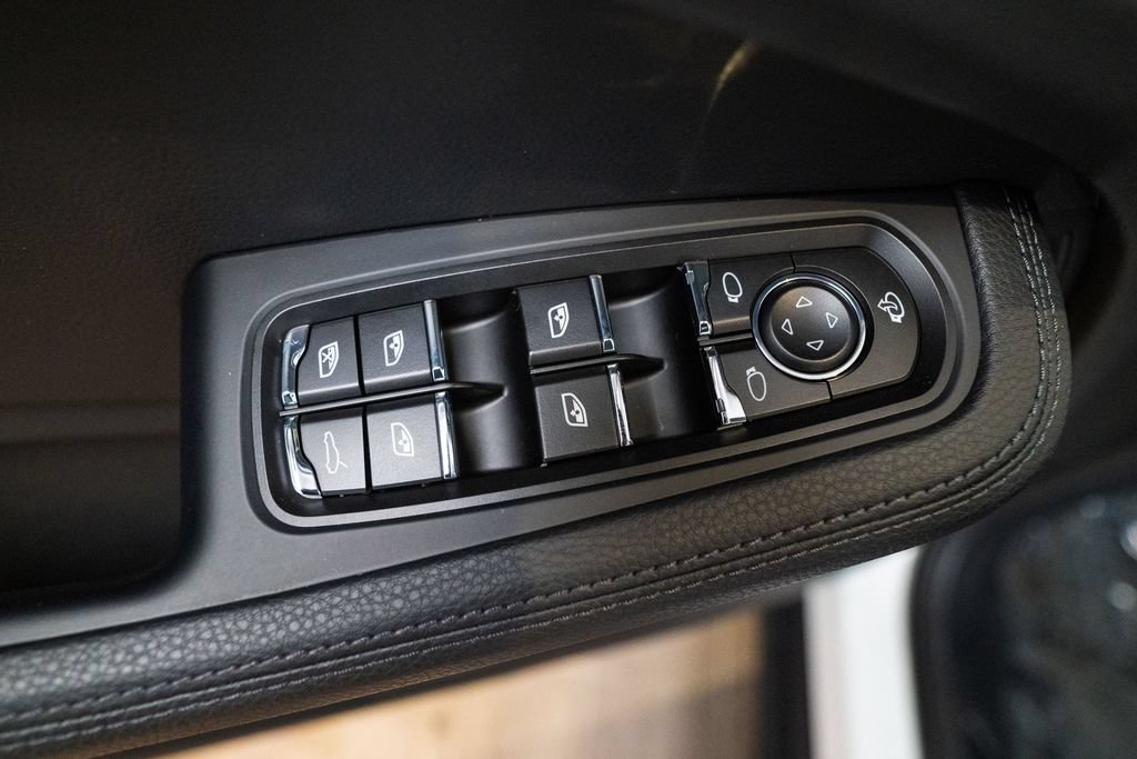 Certified 2026 Porsche Macan AWD/4WD image 18