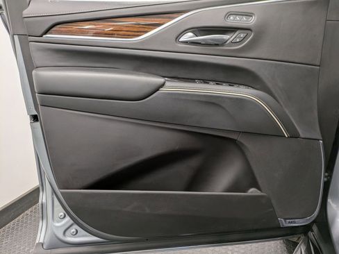 Used 2023 Cadillac Escalade ESV Premium Luxury image 8