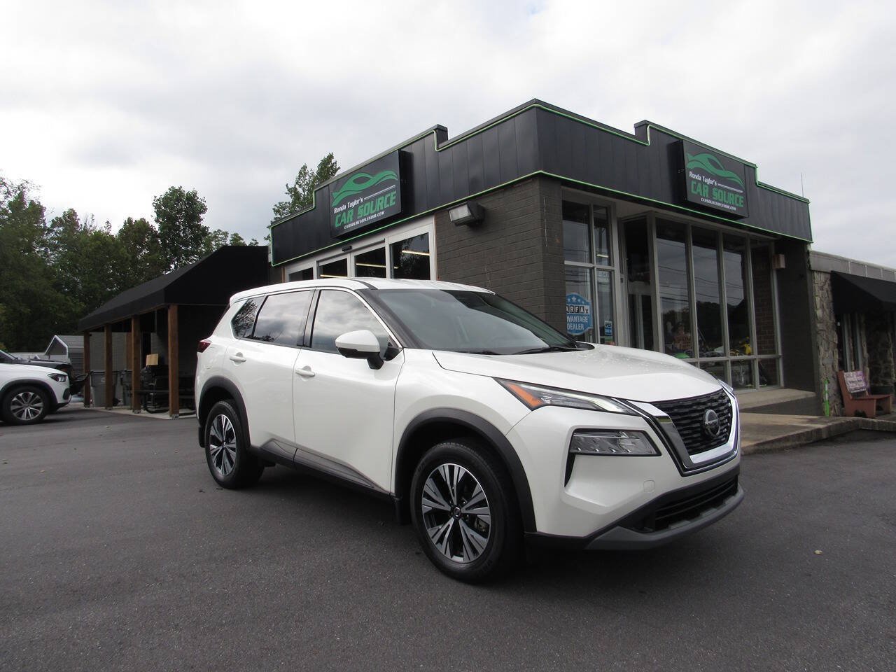 Used 2021 Nissan Rogue SV FWD image 2