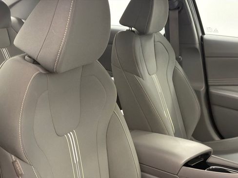 Used 2023 Hyundai Elantra SEL w/ Convenience Package image 9