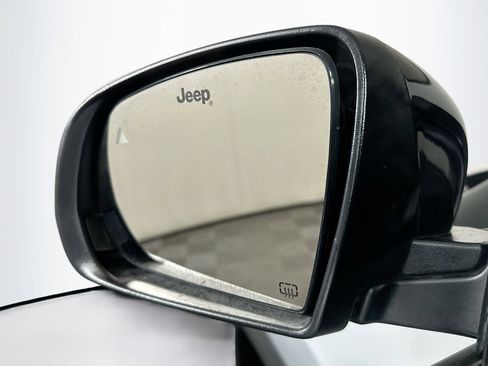 Used 2025 Jeep Compass Limited image 16