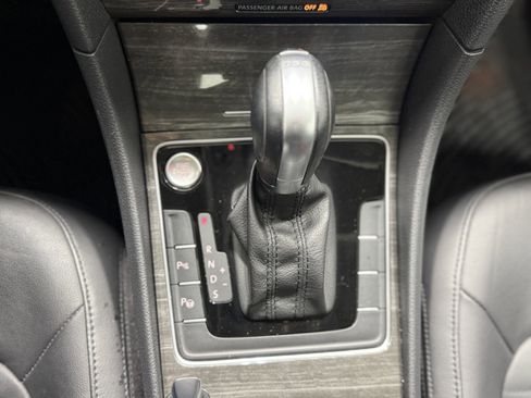 Used 2017 Volkswagen Passat 3.6 SEL Premium image 21