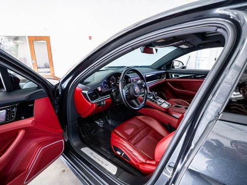 Used 2021 Porsche Panamera 4 image 33