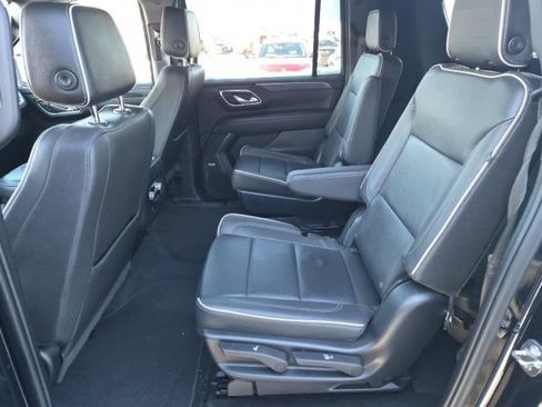 Used 2023 GMC Yukon XL SLT image 31