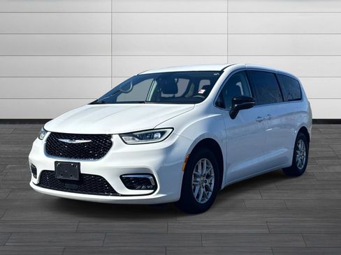 Used 2024 Chrysler Pacifica Touring-L FWD image 8