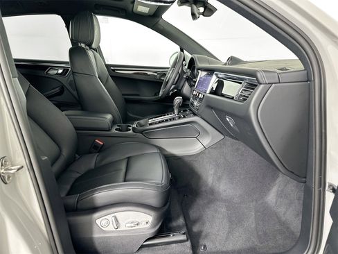 Certified 2025 Porsche Macan image 18