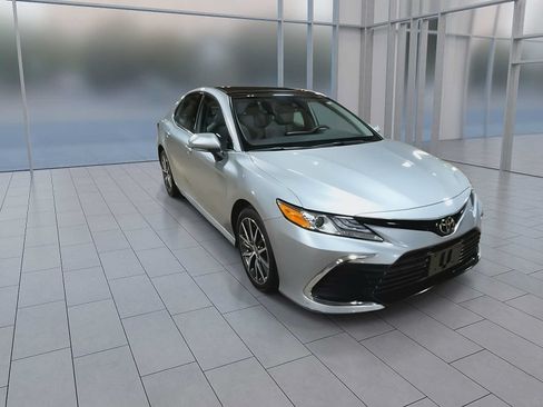 Used 2021 Toyota Camry XLE AWD/4WD image 4