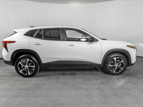 Used 2025 Chevrolet Trax RS w/ Sunroof Package FWD image 9