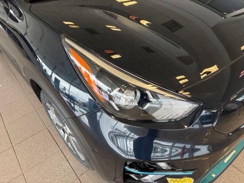 Used 2022 Kia Niro EX FWD image 9