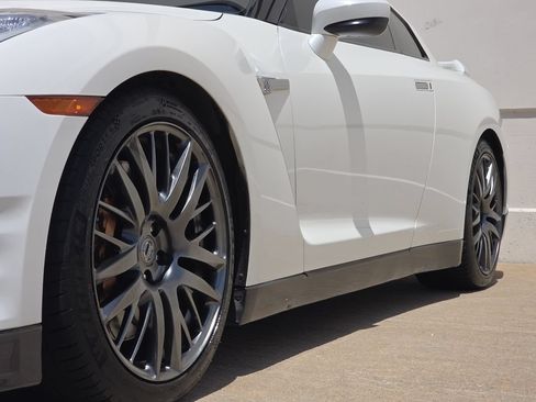 Used 2016 Nissan GT-R Premium AWD/4WD image 39