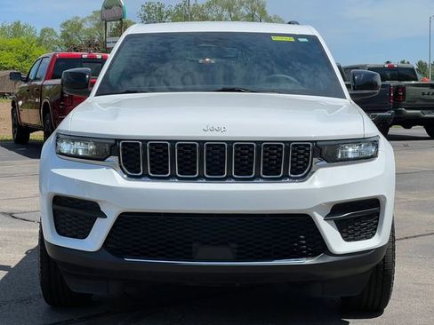 Used 2024 Jeep Grand Cherokee Laredo w/ Trailer Tow Package AWD/4WD image 40