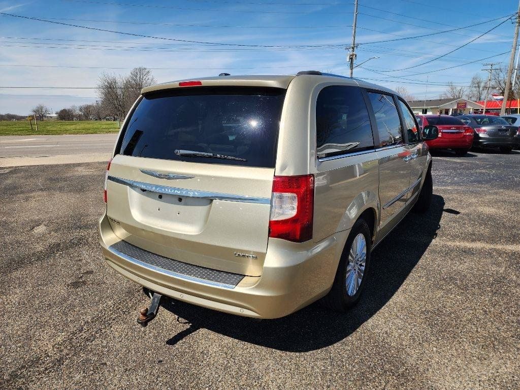 Used 2012 Chrysler Town & Country Limited w/ Luxury Group FWD image 5