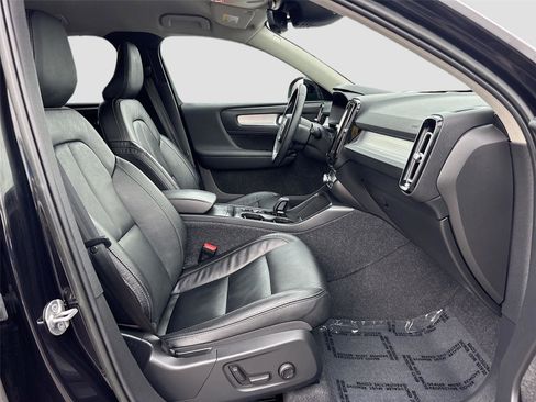 Used 2022 Volvo XC40 T5 Momentum image 29