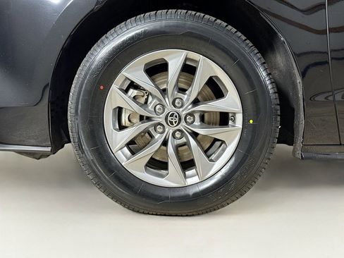 Certified 2025 Toyota Sienna XLE image 25