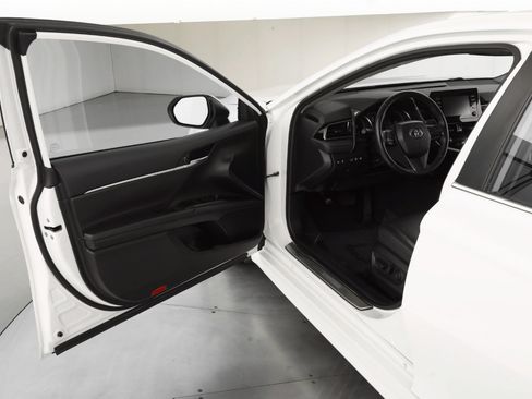 Used 2023 Toyota Camry SE image 10