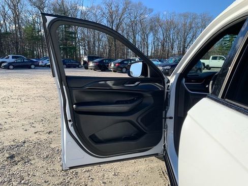 Used 2023 Jeep Grand Cherokee L Laredo image 16